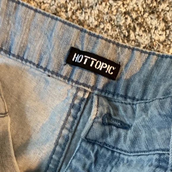 Hott Topic - Picture 4 of 5